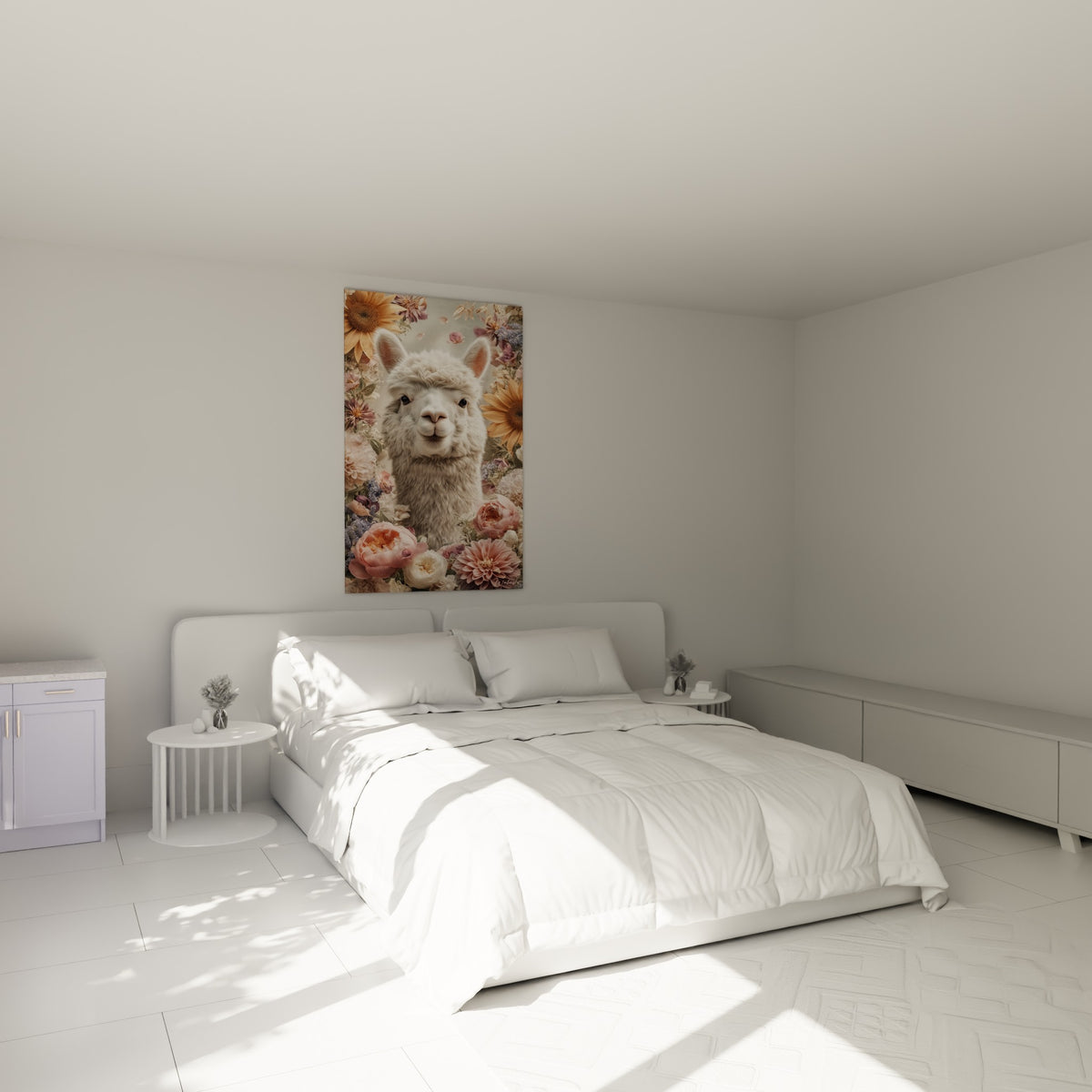Museau du lama crème encadré de fleurs pastel, accroché au-dessus d'un lit dans une chambre claire