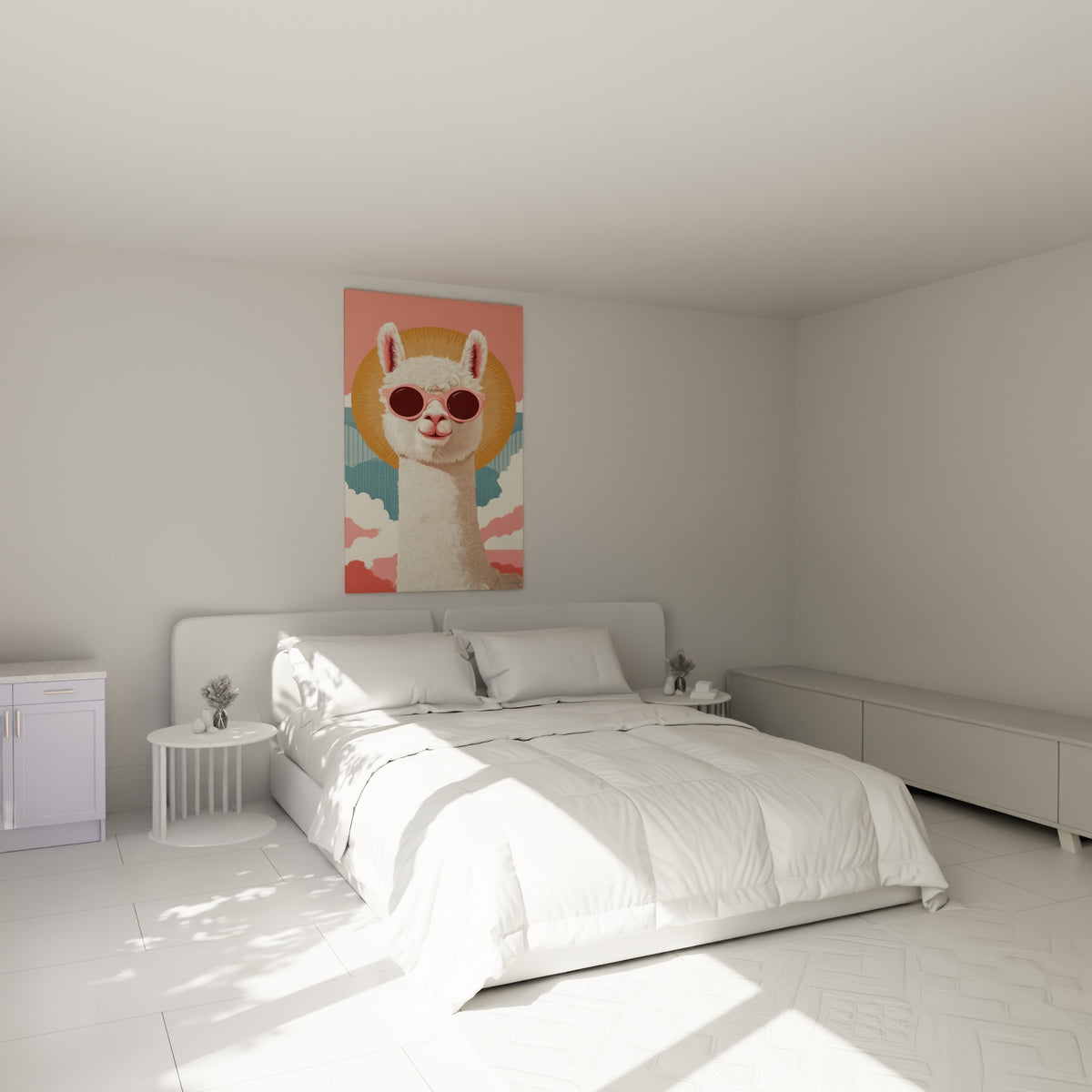 Portrait de lama souriant en lunettes roses, fond rose poudré, au-dessus d'un lit dans une chambre claire