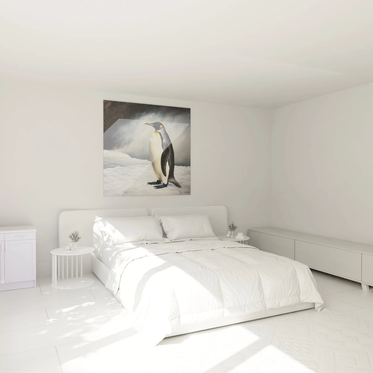 Tableau manchot Walensky accroché au-dessus d'un lit moderne dans une chambre blanche lumineuse
