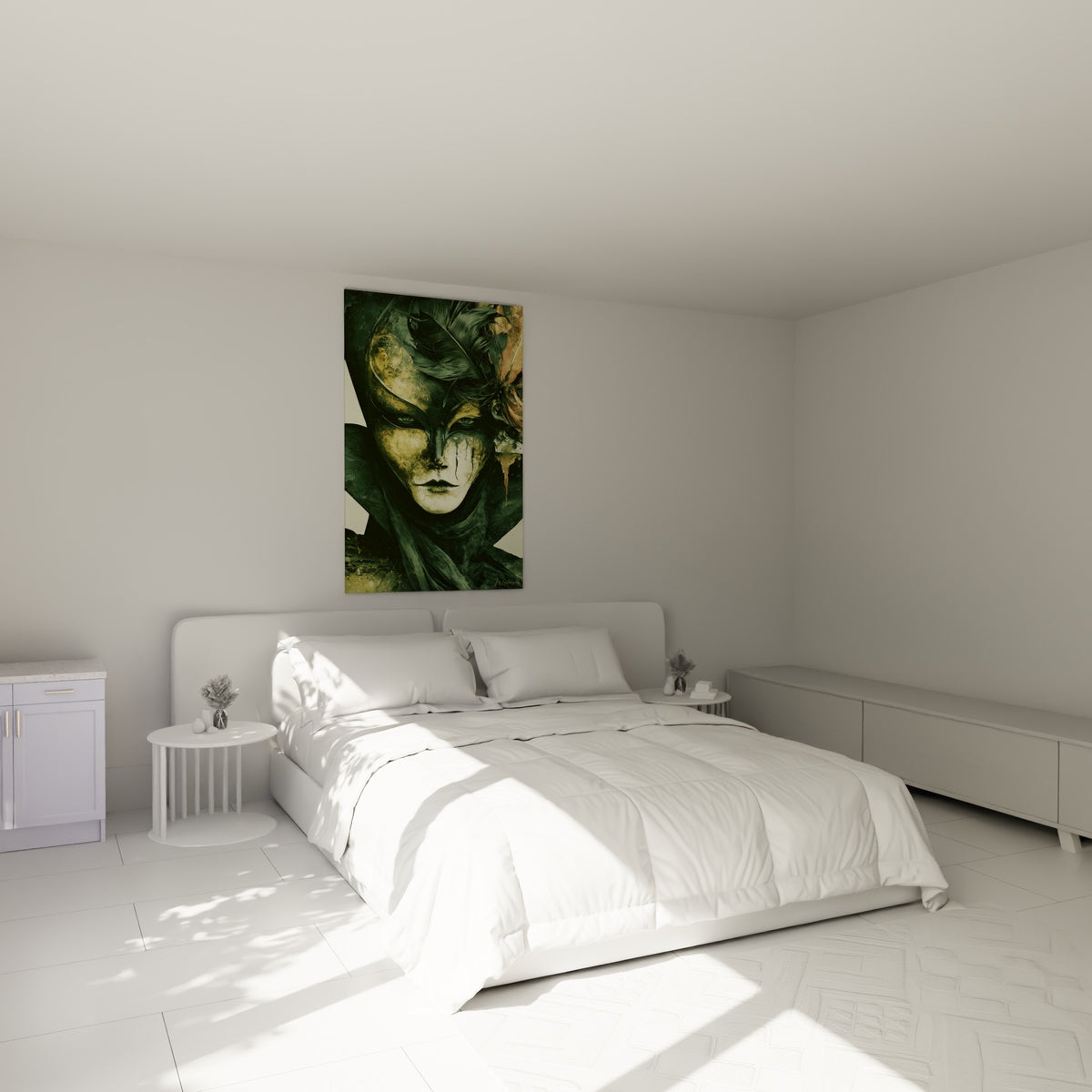 Visage masqué aux tons vert sauge et ocre doré, plumes sombres, au-dessus d'un lit dans une chambre claire
