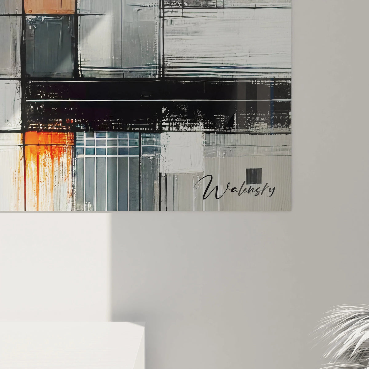 Gros plan sur le tableau abstrait, révélant les textures et contrastes des couleurs orange, noir et gris. Lignes et formes géométriques pour un effet cubiste captivant.