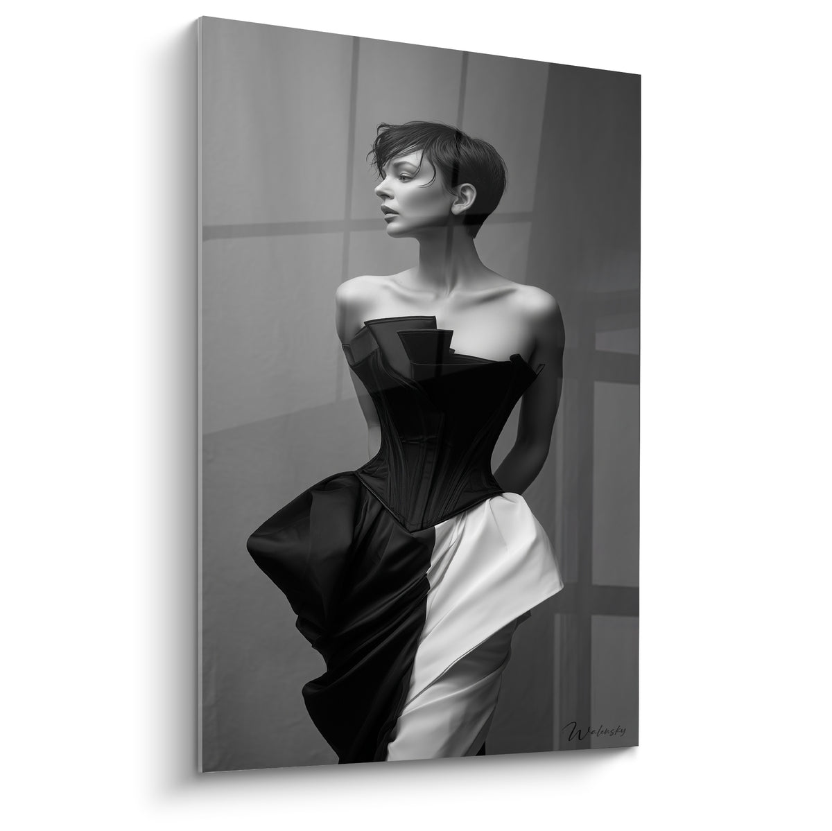 Silhouette au corset noir et drapé blanc, portrait de profil en noir et blanc raffiné