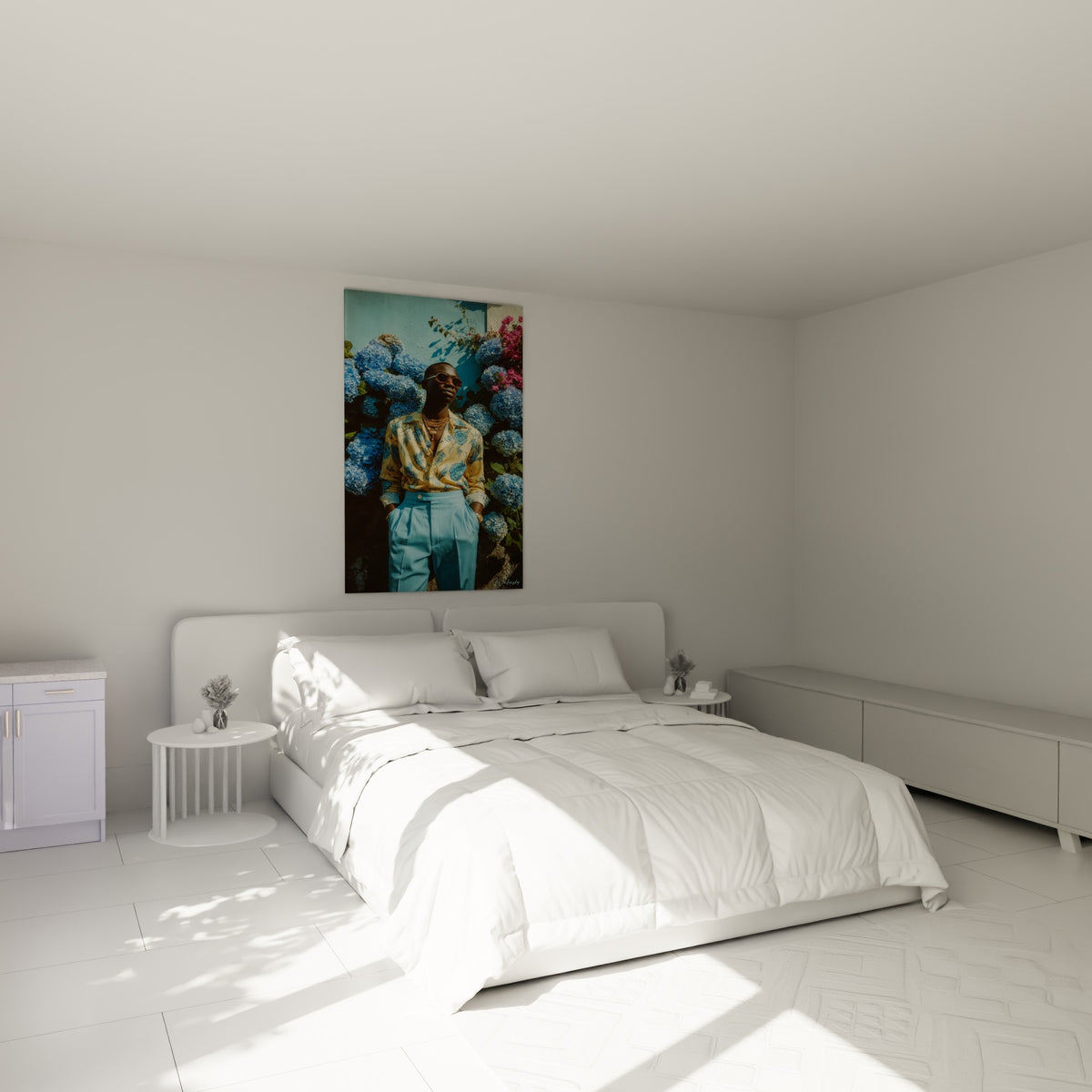 Portrait doré et bleu d'un homme élégant accroché au-dessus d'un lit dans une chambre claire