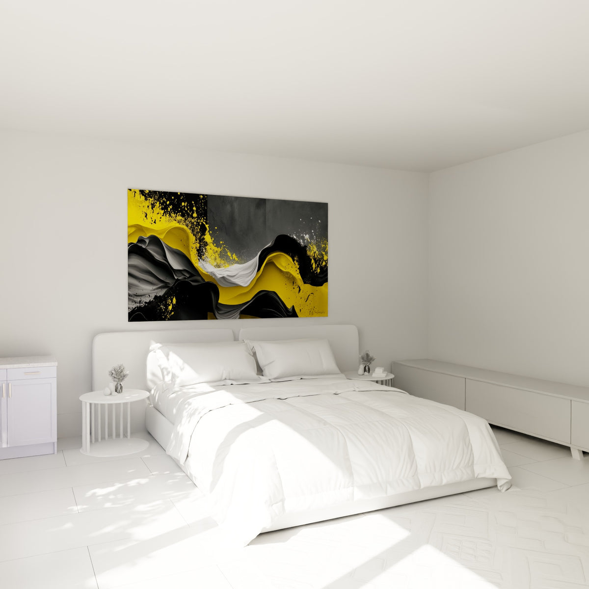 Formes ondulantes dorées et noires suspendues au-dessus d'un lit dans une chambre claire