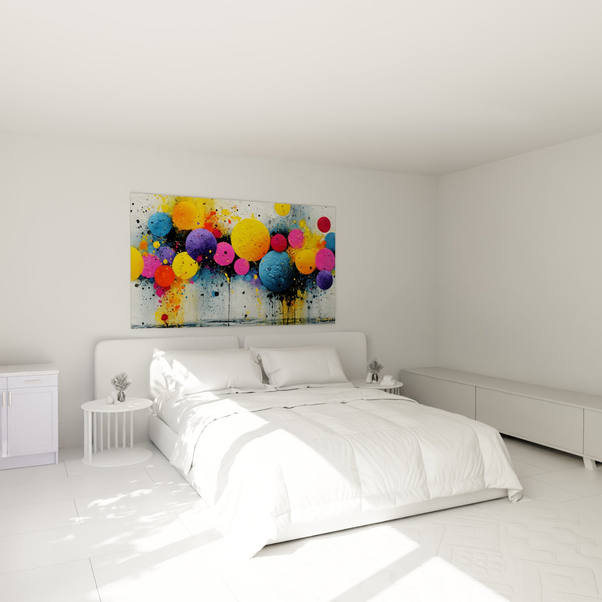 Bulles multicolores jaune et bleu marine au-dessus d'un lit dans une chambre claire