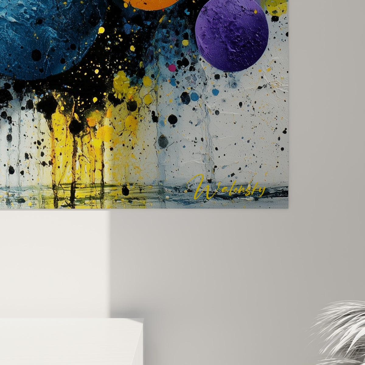 Empâtements épais de peinture jaune et bleue avec coulures noires visibles en gros plan