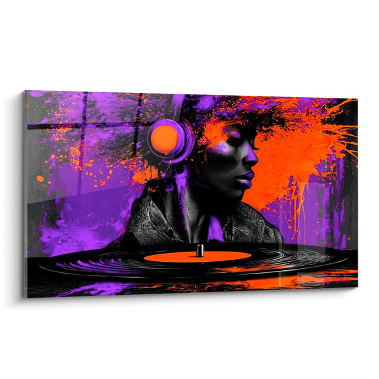 Portrait Musique en gris anthracite, casque orange lumineux, éclaboussures violet et orange autour du visage