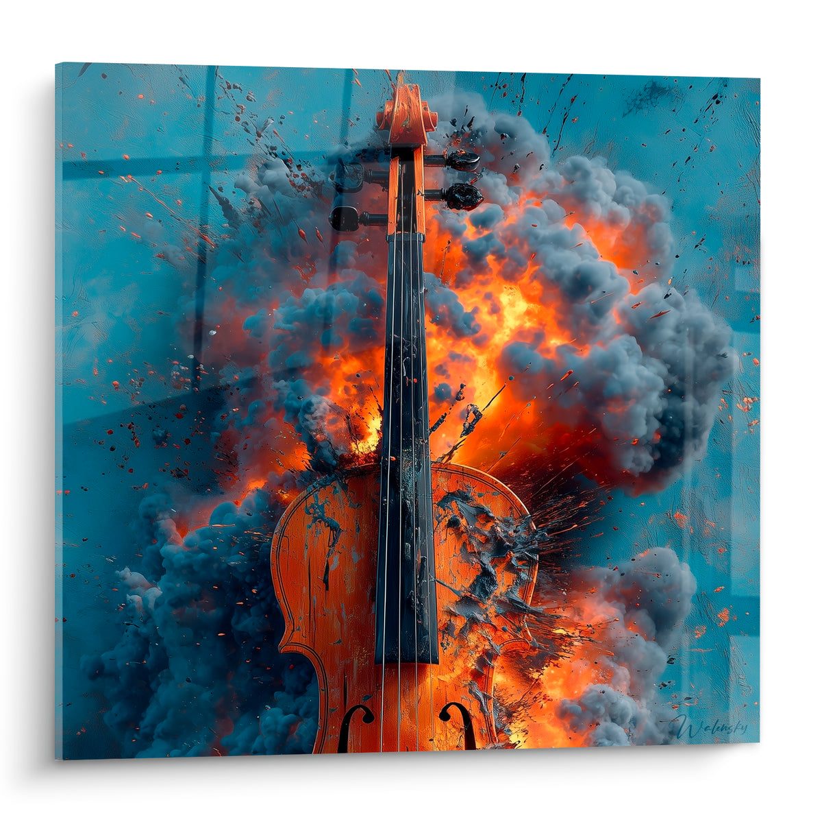 Violon orange en pleine explosion sur fond bleu ardoise, flammes et fumée noire tourbillonnante