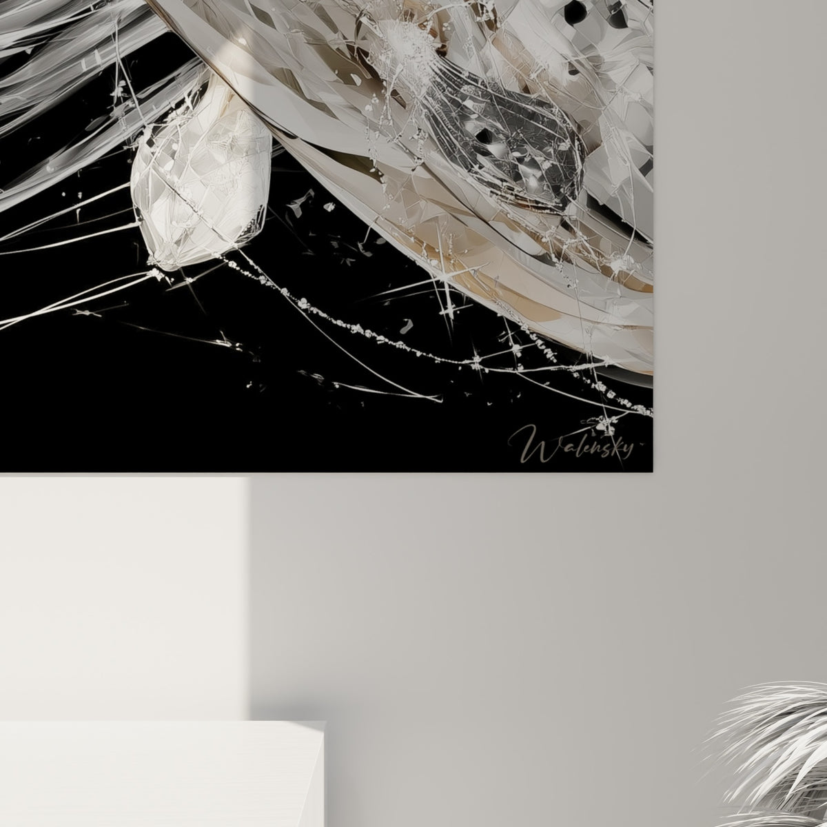 Détail des facettes argentées et beige de la peau du narval avec mèches blanches filiformes