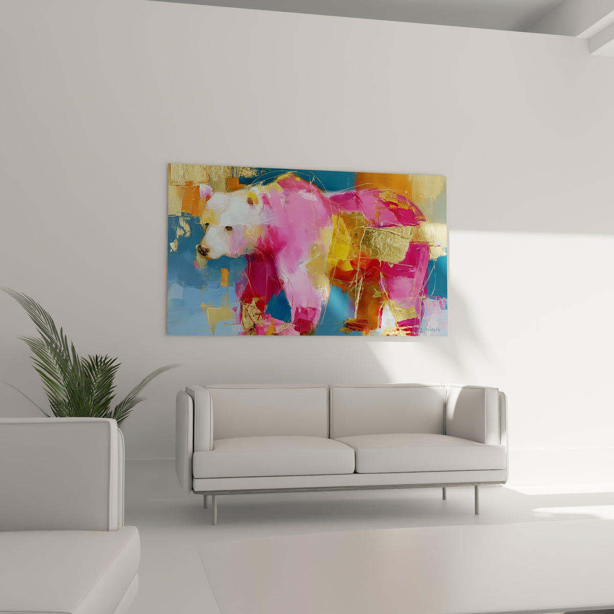 Ours brun fuchsia et doré en marche lente, suspendu au-dessus d'un canapé dans un salon lumineux