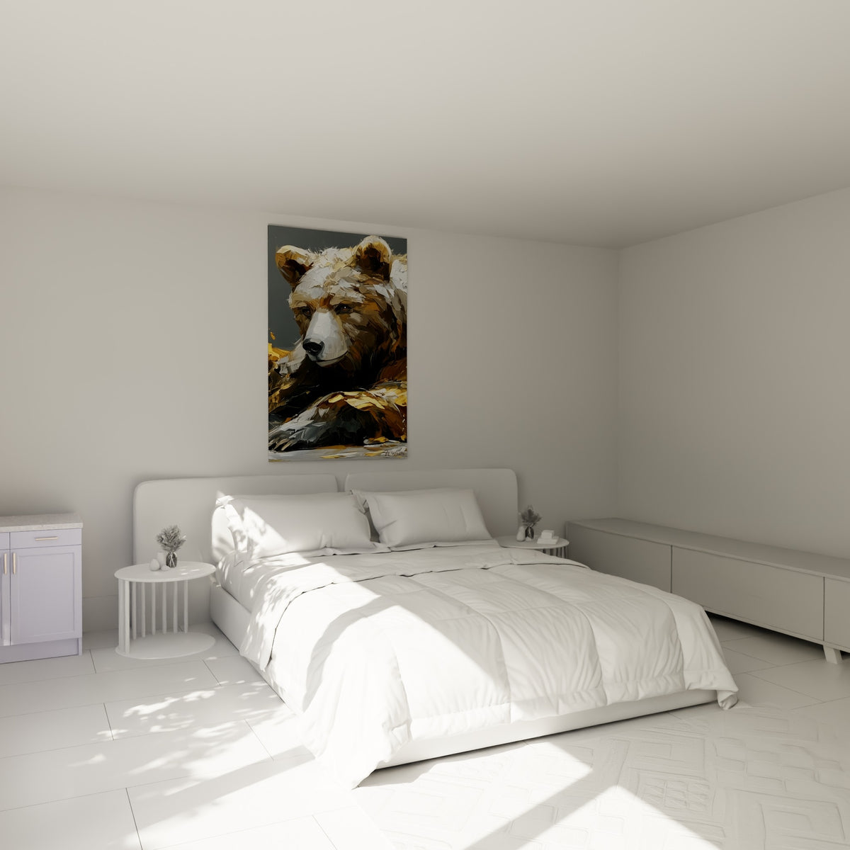Regard ambré de l'ours brun doré et blanc, accroché au-dessus d'un lit dans une chambre claire