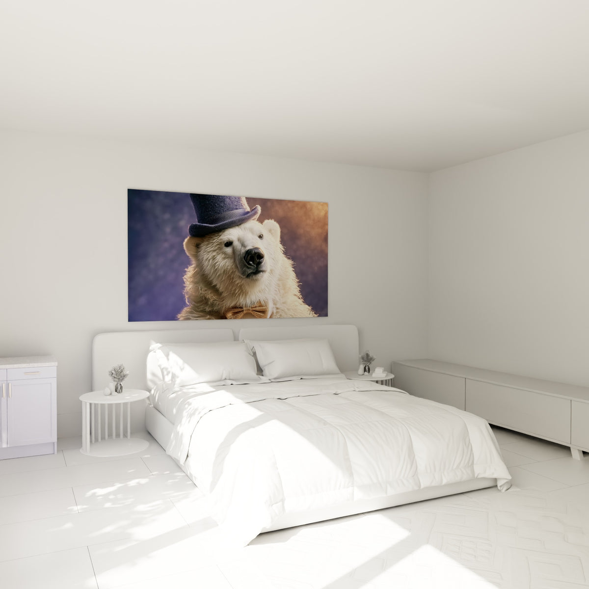 Portrait d'ours polaire en chapeau bleu et nœud doré accroché au-dessus d'un lit dans une chambre claire