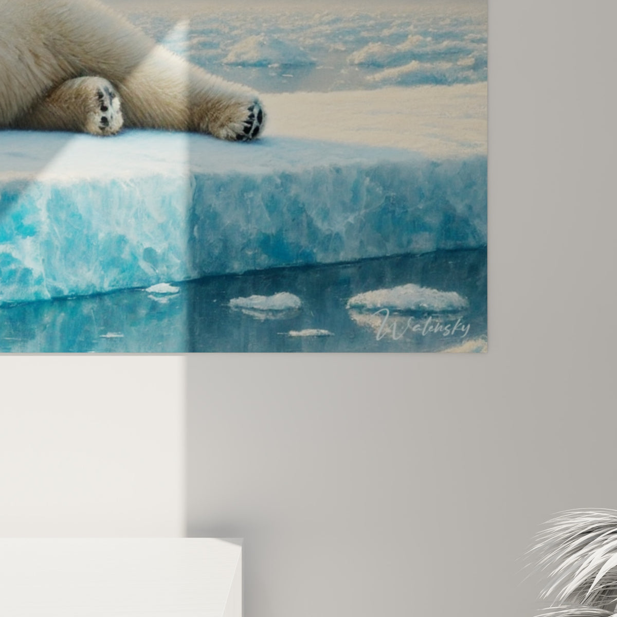 Pelage blanc texturé de l'ours polaire et reflets dorés sur la glace vus de près
