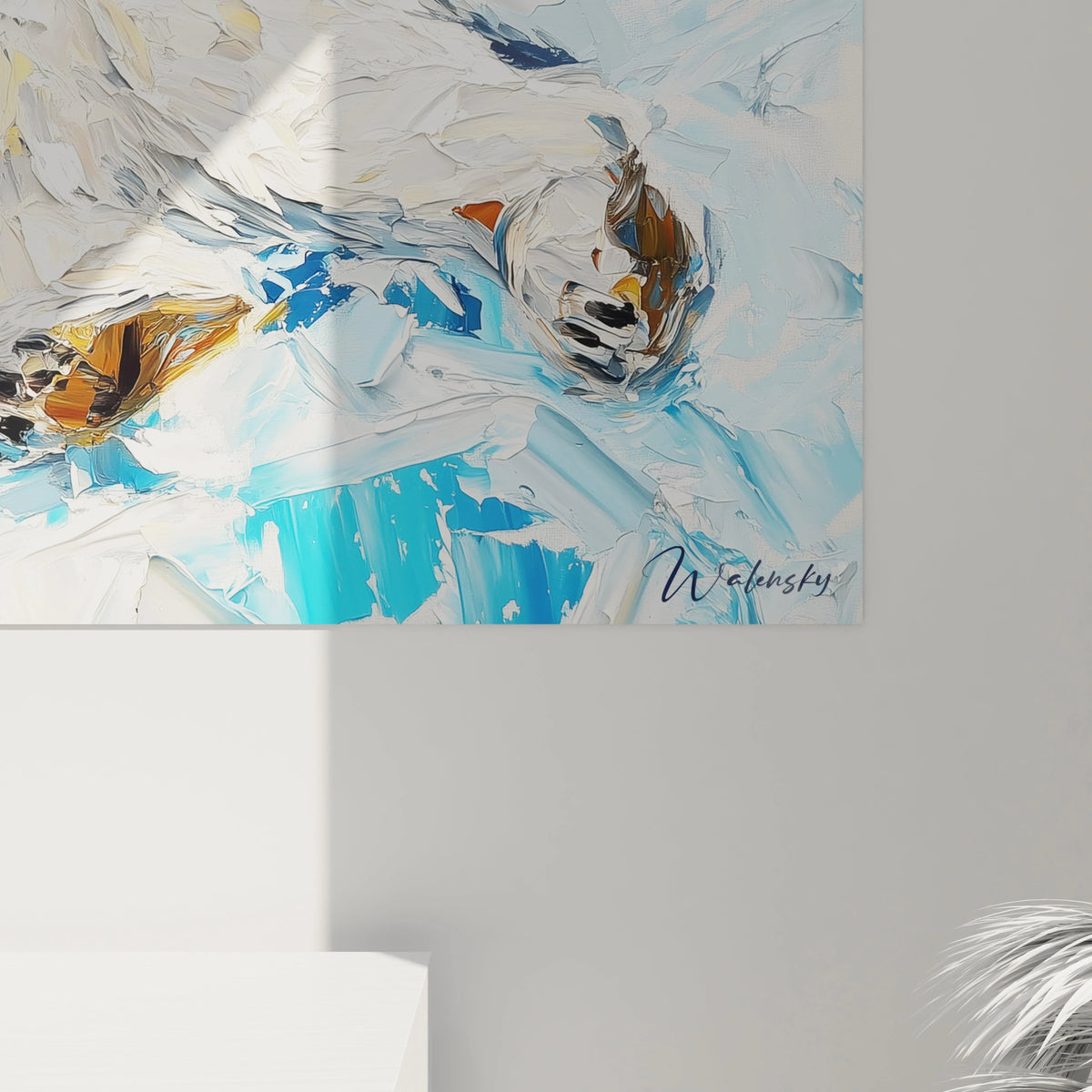 Tableau ours polaire Walensky avec peinture abstraite aux tons bleus et blancs accroché sur un mur blanc