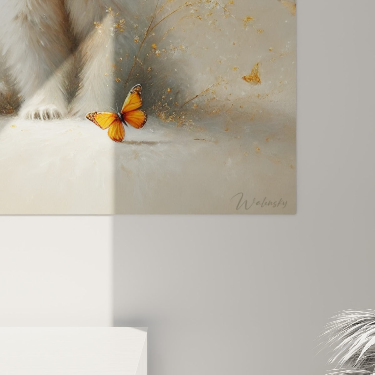 Grain pictural du pelage blanc de l'ourson et touches orange vif des ailes de papillon en gros plan
