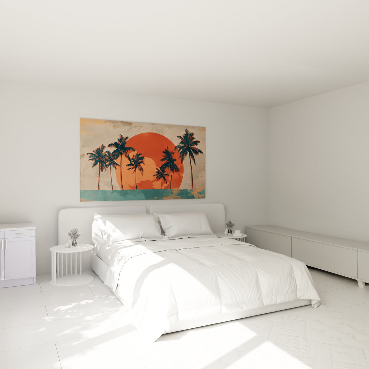 Silhouettes de palmiers et soleil orangé au-dessus d'un lit dans une chambre claire