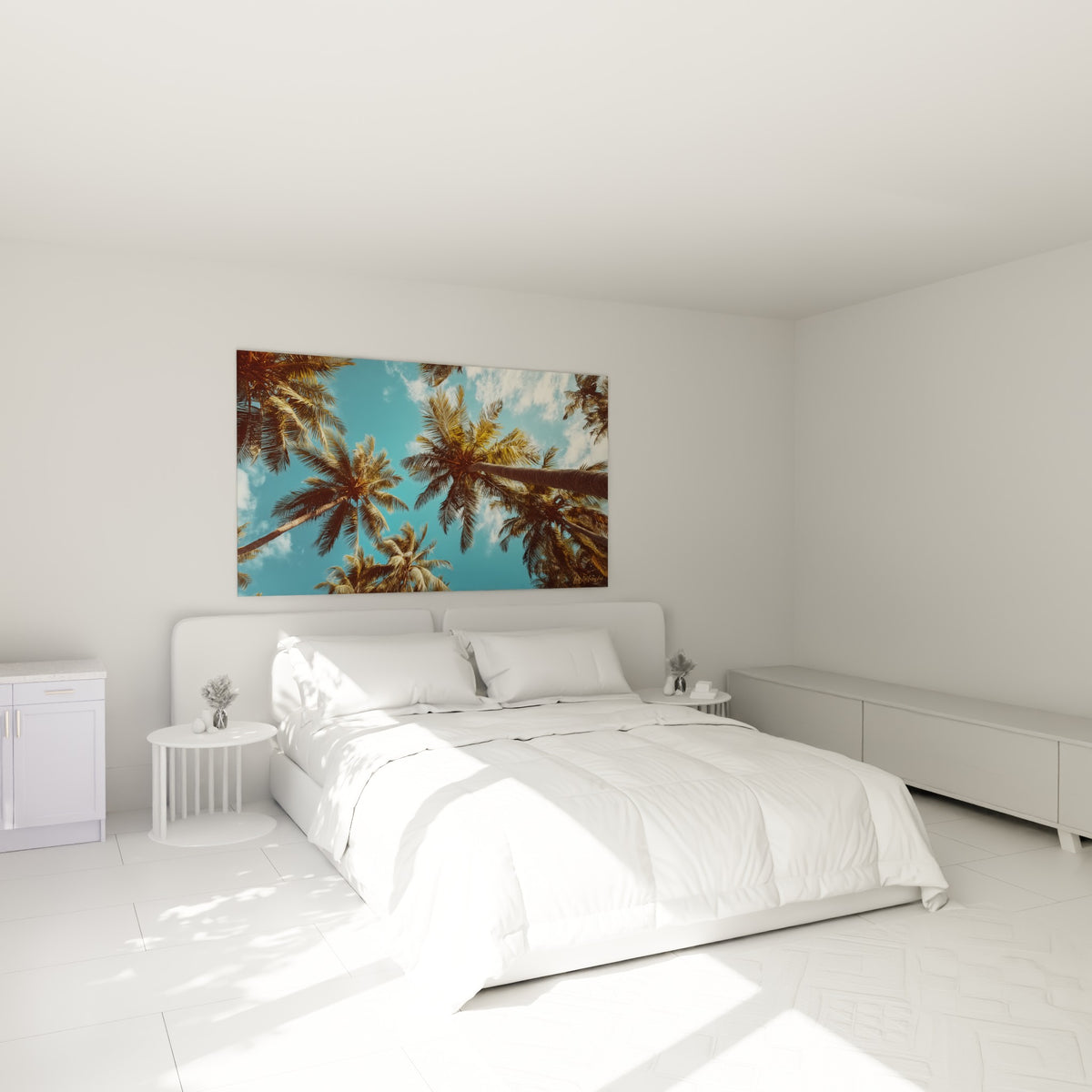 Palmes ocre et ciel turquoise se déployant au-dessus d'un lit dans une chambre claire