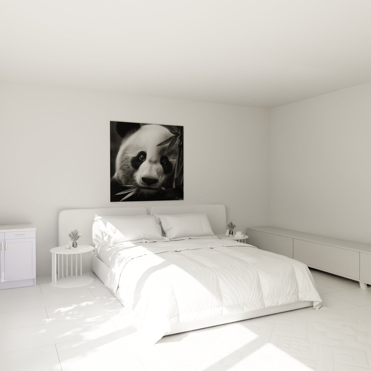 Museau de panda noir et blanc mâchant du bambou, accroché au-dessus d'un lit dans une chambre claire