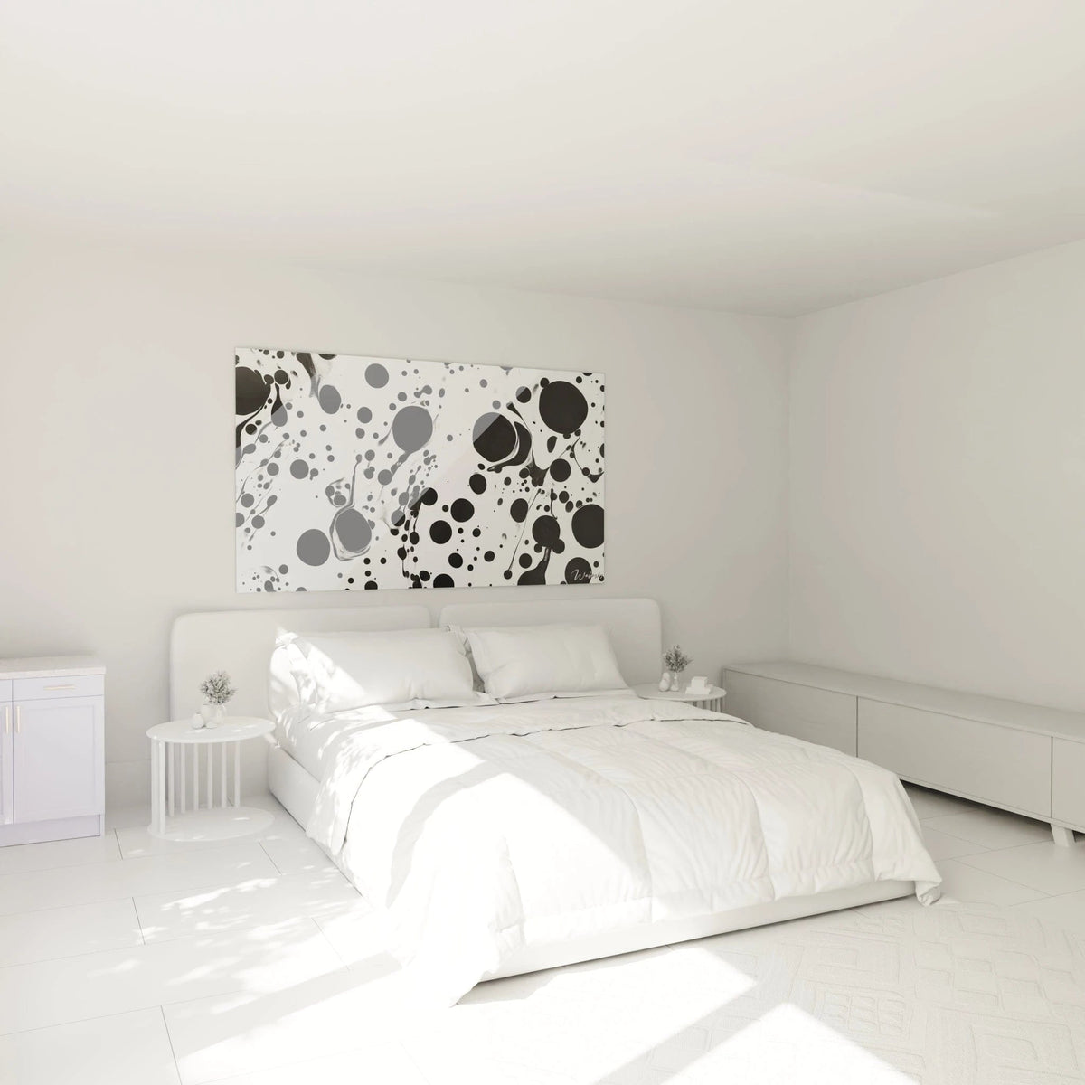 Tableau tacheté noir et blanc de Walensky au-dessus d'un lit dans une chambre lumineuse