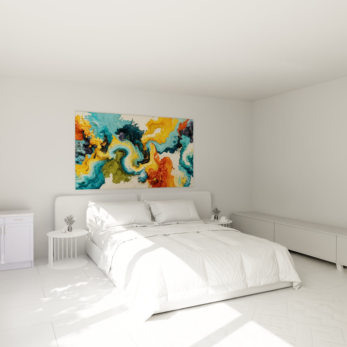Marbrures turquoise et orangé du tableau abstrait accrochées au-dessus d'un lit dans une chambre claire