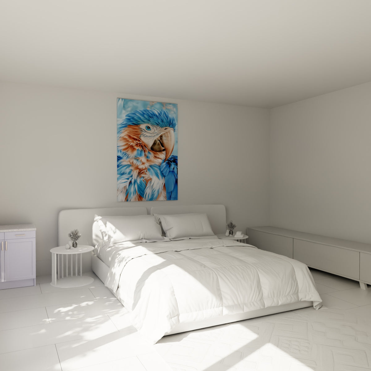Perroquet bleu et orange au regard vif accroché au-dessus d'un lit dans une chambre claire