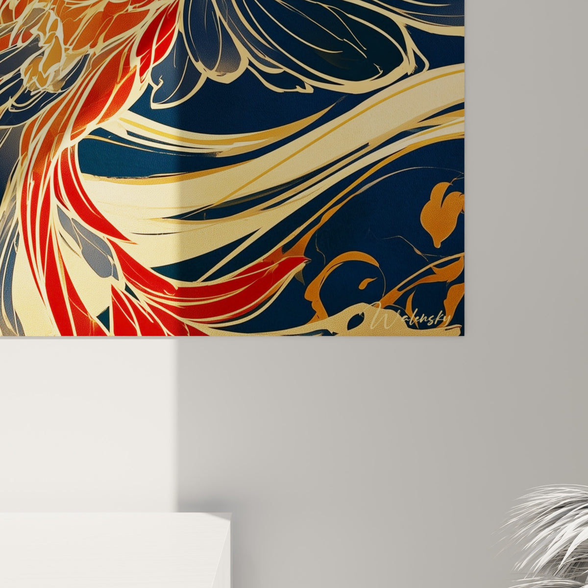 Détail des plumes rouge carmin et dorées du perroquet, traits fins et empâtements sur fond bleu marine.