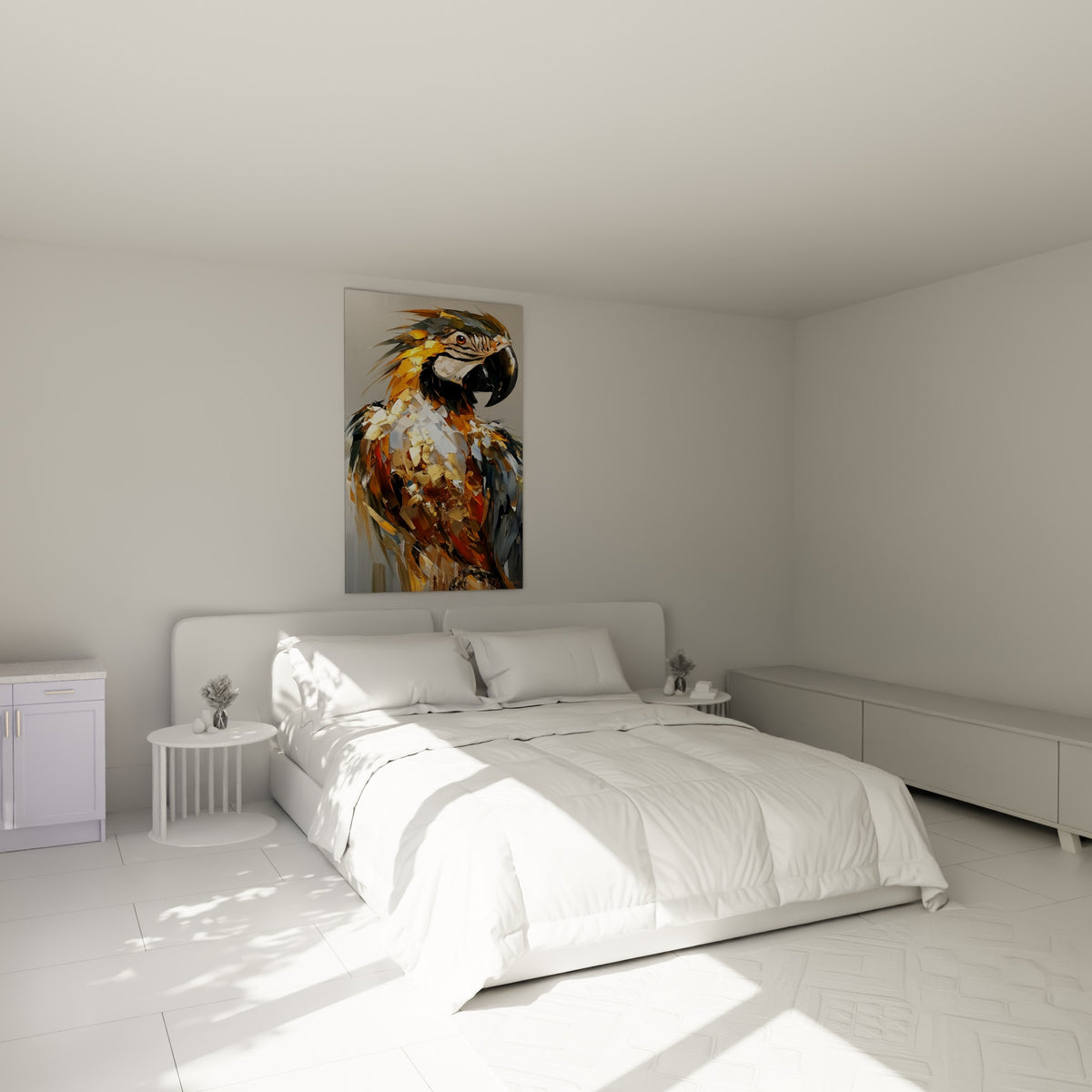 Perroquet ocre et gris aux plumes texturées, accroché au-dessus d'un lit dans une chambre claire