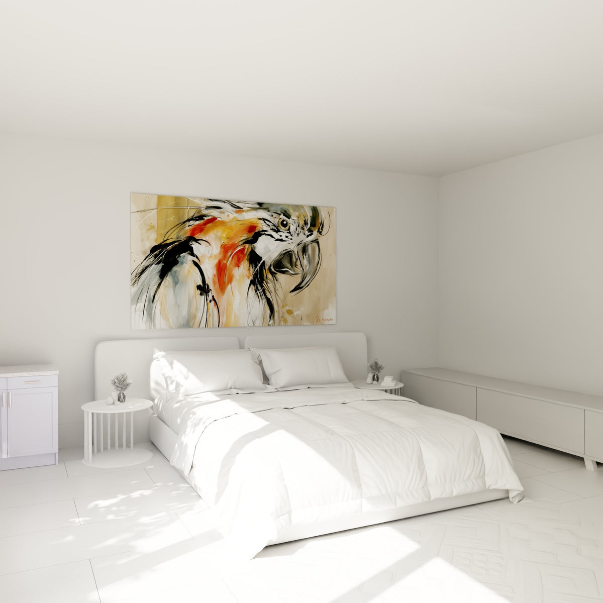 Tête de perroquet au bec noir et gorge orangée, au-dessus d'un lit dans une chambre claire