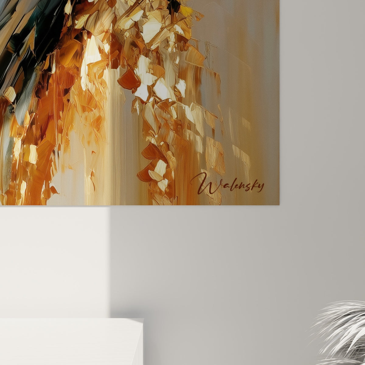 Matière peinte en relief sur le plumage ocre et blanc du perroquet, coulures dorées visibles de près