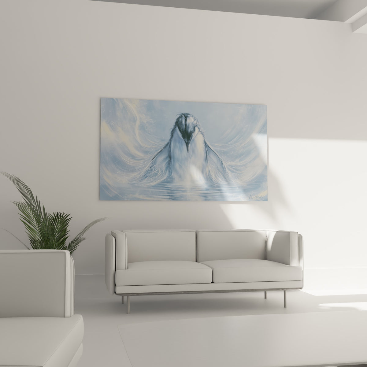 Oiseau aux ailes ondulantes bleu marine et blanc nacré placé au-dessus d'un canapé dans un salon lumineux