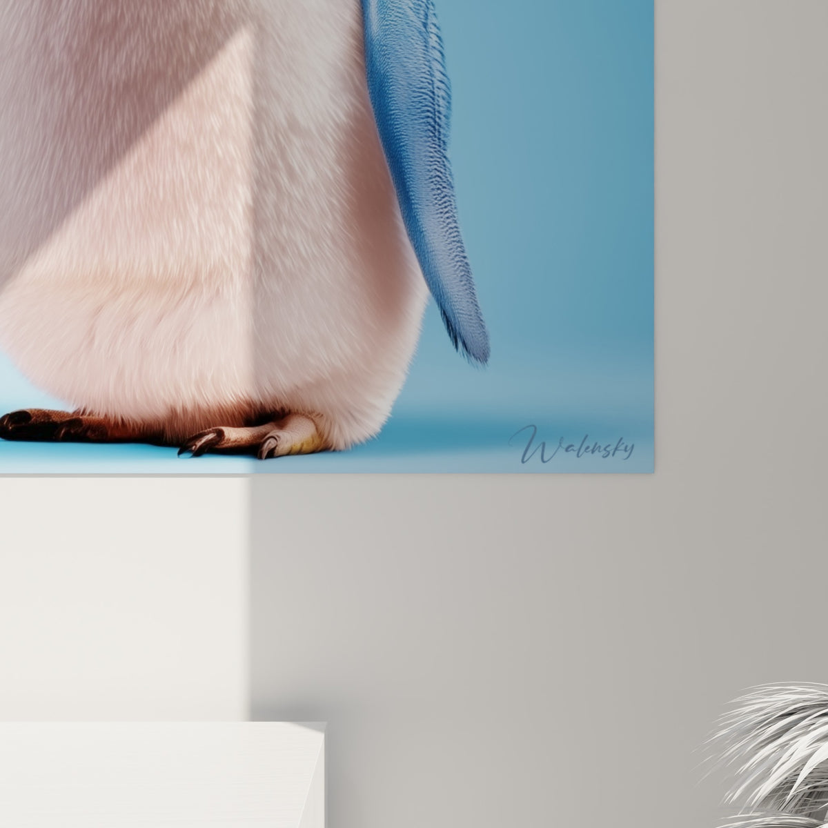 Détail du duvet doré et bleu profond du manchot, grain de l'impression et nuances pastel visibles de près