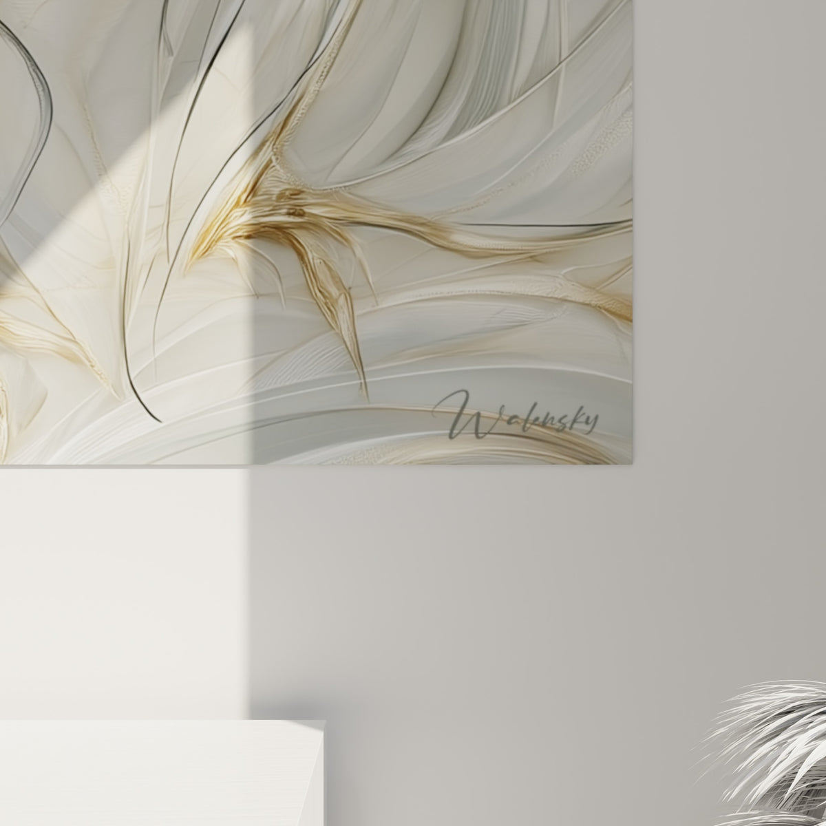 Détail des fils dorés et gris entrelacés du plumage, grain fin et lumière rasante sur la toile