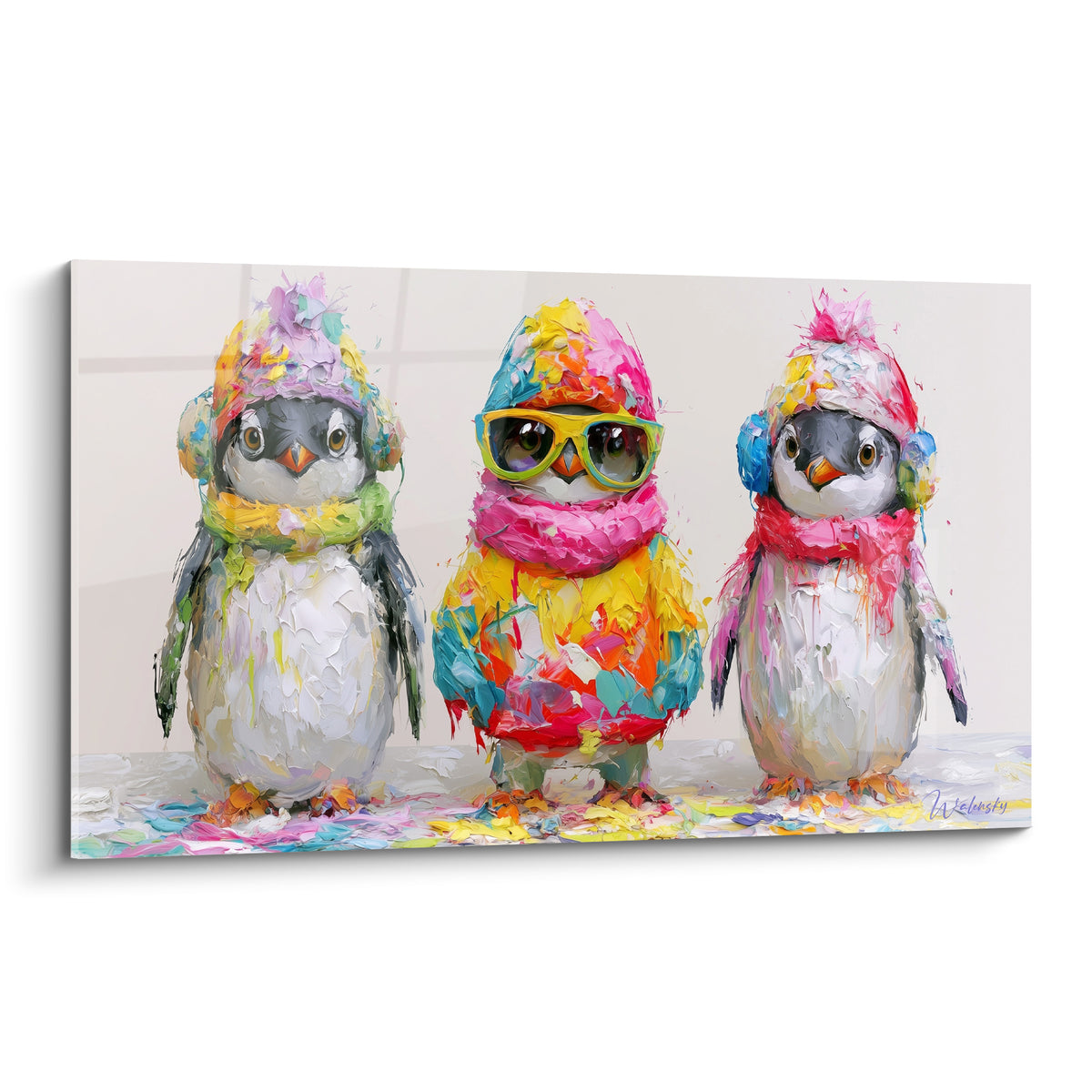 Trois pingouins peints en bonnets jaune, rose et turquoise, technique à la spatule sur fond beige