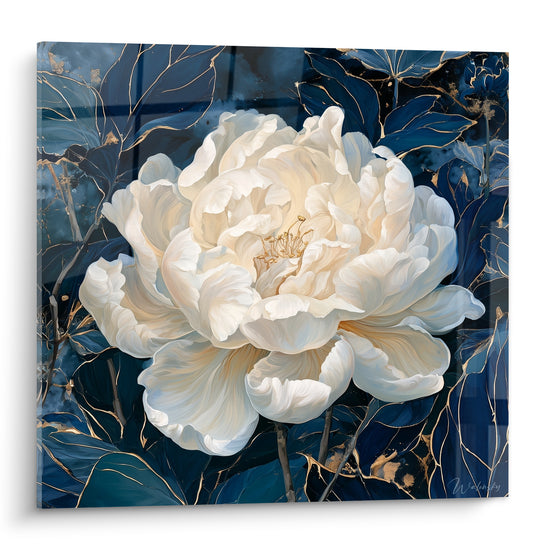 Pivoine blanche aux pétales nacrés se détachant d'un feuillage bleu marine veiné d'or