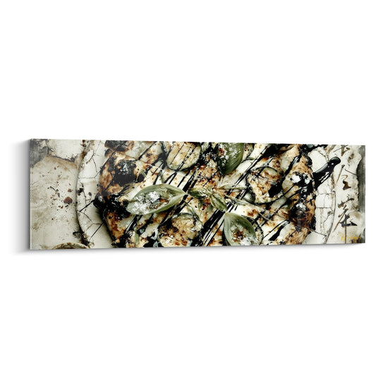 Pizza vue de haut aux tons ocre et anthracite, feuilles de basilic vert sauge sur fond ivoire craquelé