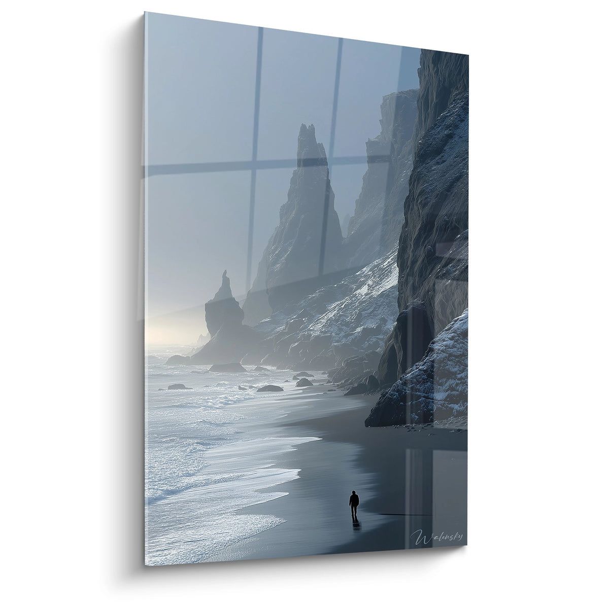 Tableau mural plage côte sauvage avec falaises rocheuses et silhouette solitaire sur sable noir au crépuscule