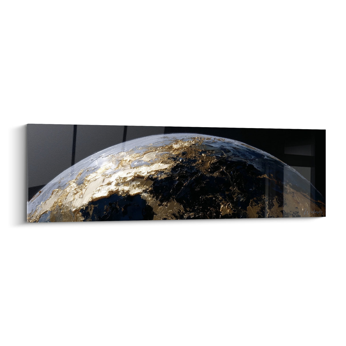 Planète dorée aux reliefs noirs, surface texturée sculptée par une lumière rasante intense.