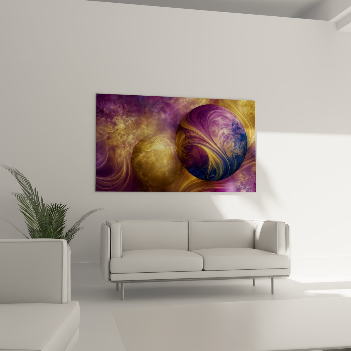 Formes cosmiques dorées et violettes de la Planète suspendues au-dessus d'un canapé dans un salon lumineux