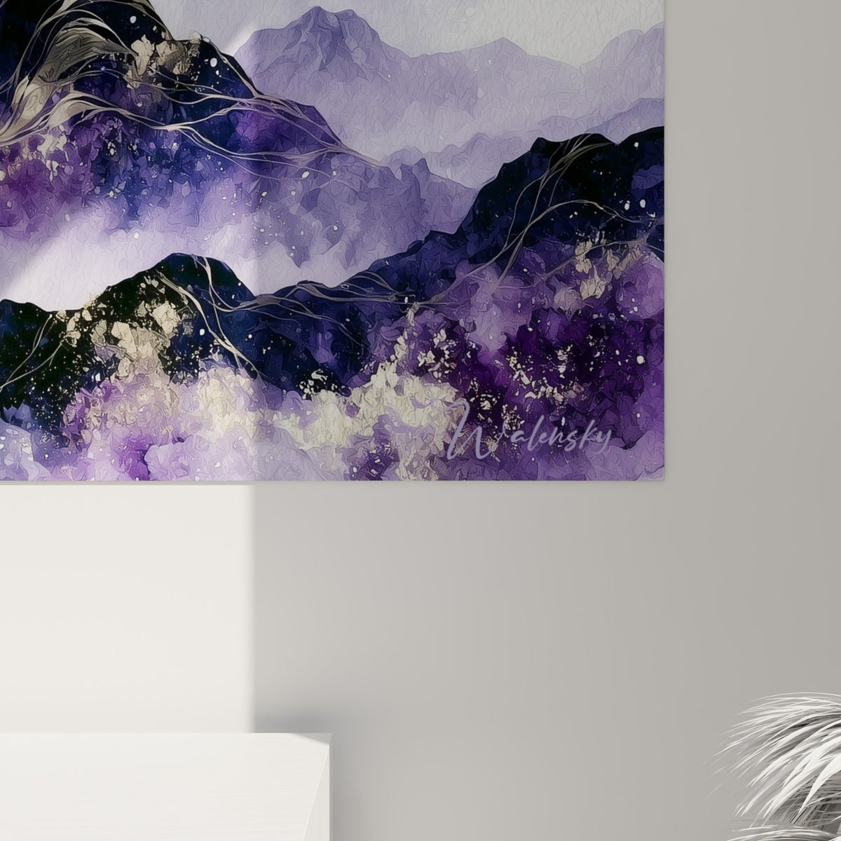 Grain aquarelle visible sur la planète violette, coulures dorées et touches anthracite se mêlant sur la toile accrochée.