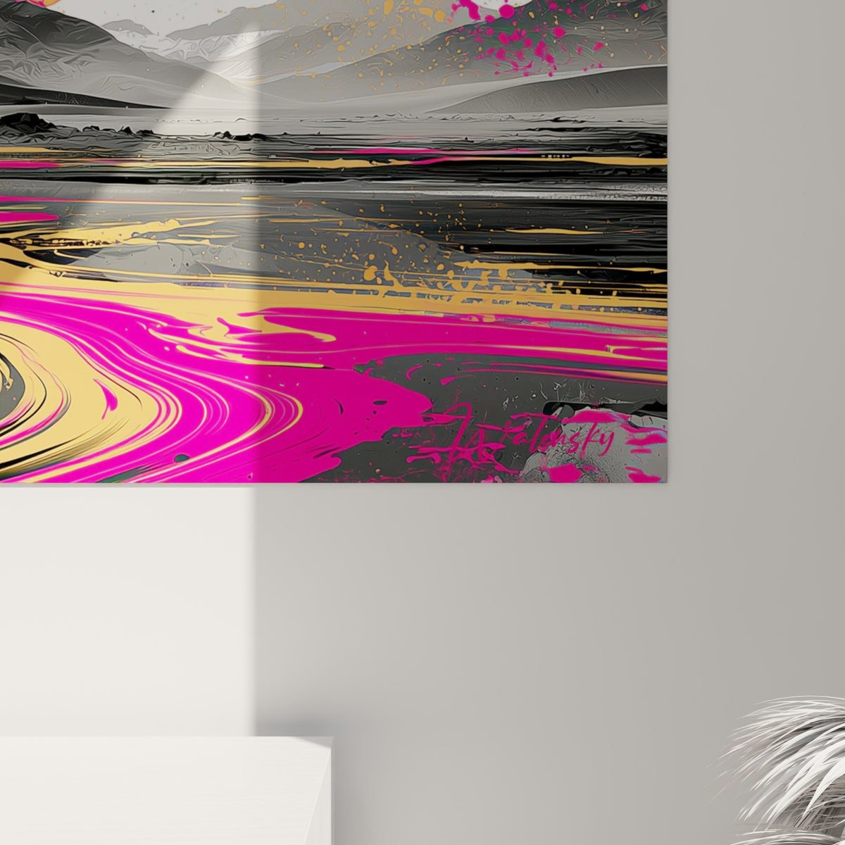 Coulures fuchsia et dorées se mêlant en gros grain de peinture sur fond anthracite éclaboussé de blanc