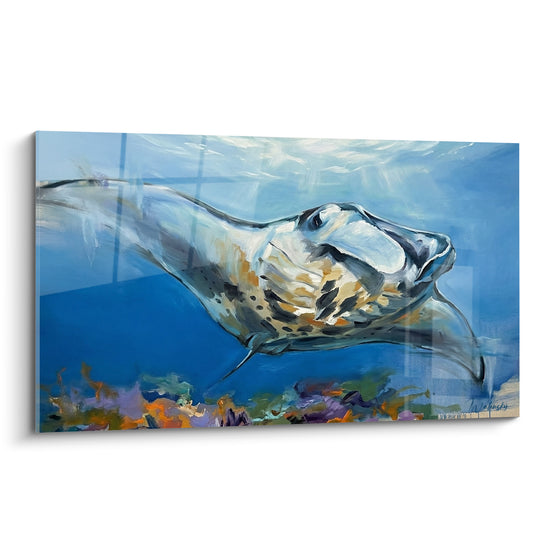 Raie manta blanche et ocre nageant dans un bleu profond, peinture expressionniste sous-marine