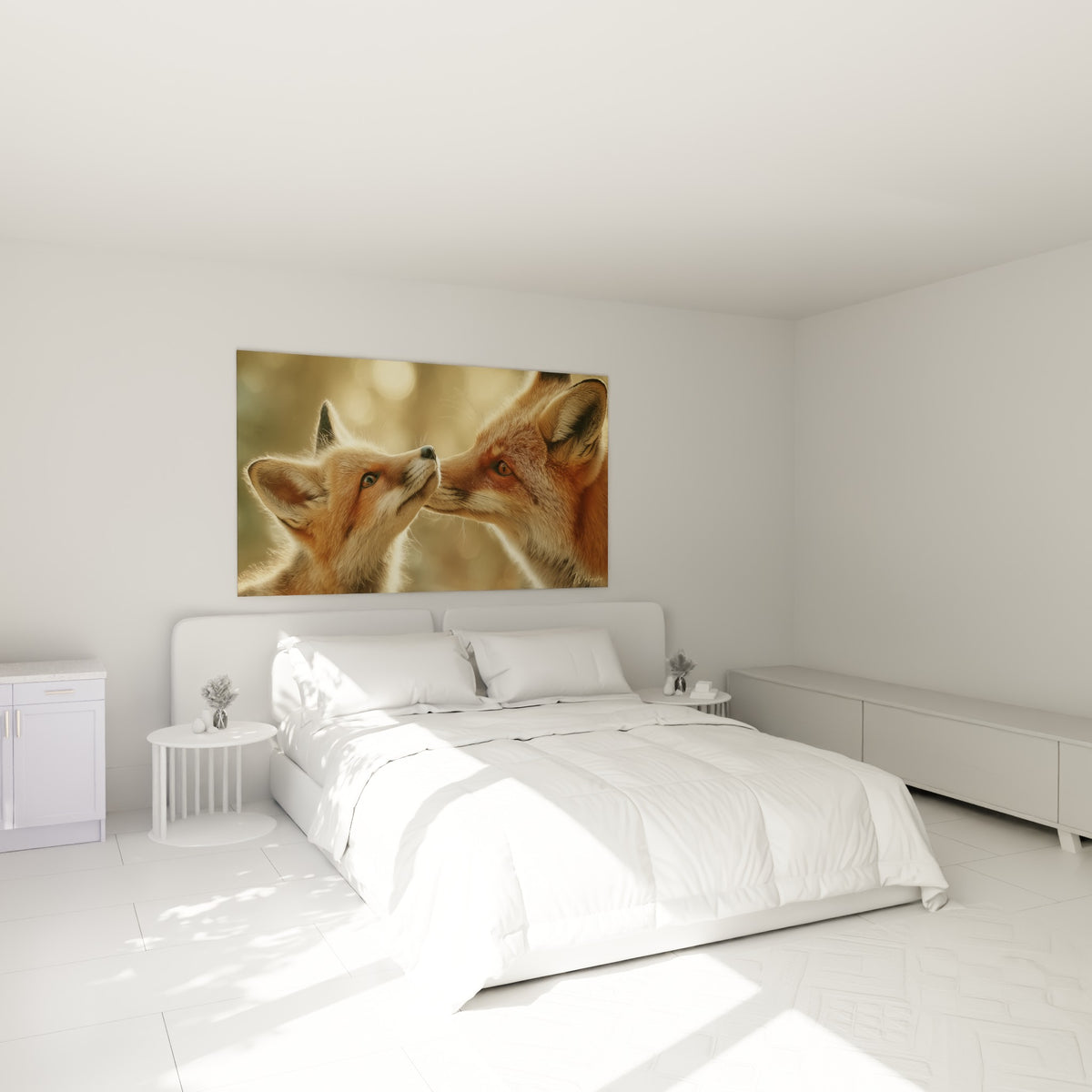Museaux de renards roux se touchant avec tendresse, teintes ambrées, au-dessus d'un lit dans une chambre claire