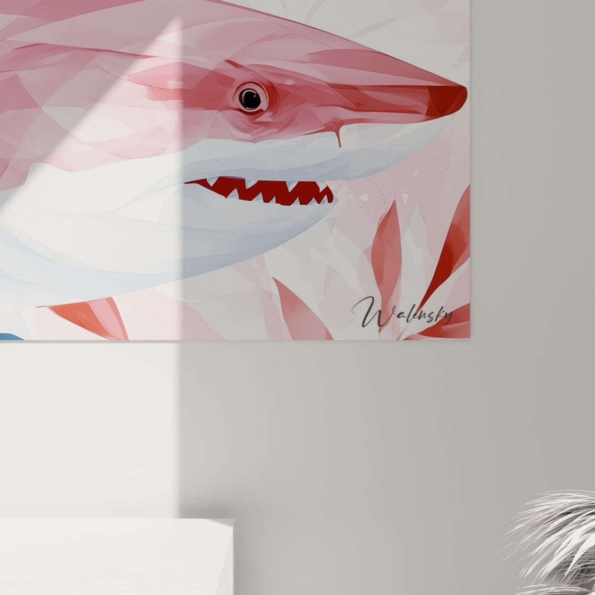 Détail des facettes rose corail et blanches du requin, coulures et contrastes avec le feuillage bleu marine
