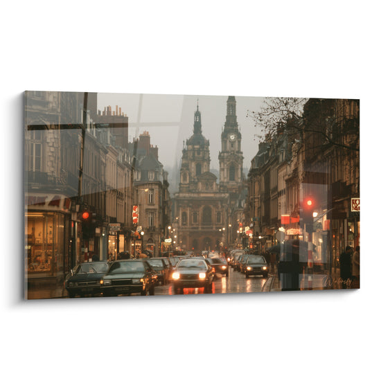 Rue pavée européenne sous la pluie, tons ambre et gris, église illuminée dans la brume