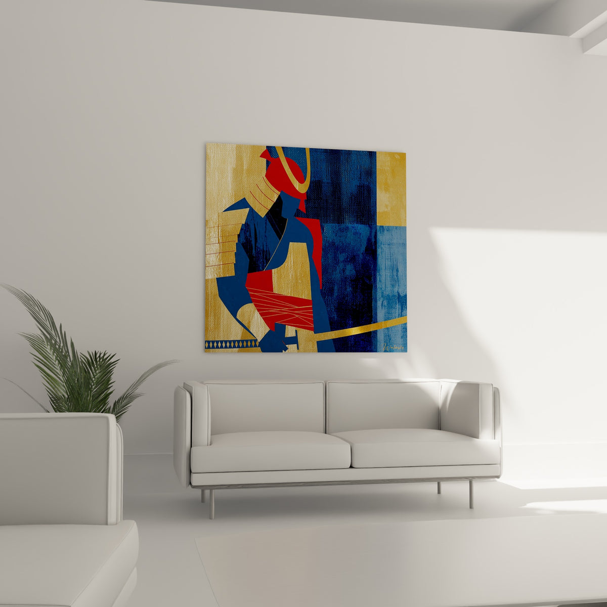 Samouraï rouge vermillon et bleu nuit en posture de garde au-dessus d'un canapé dans un salon lumineux