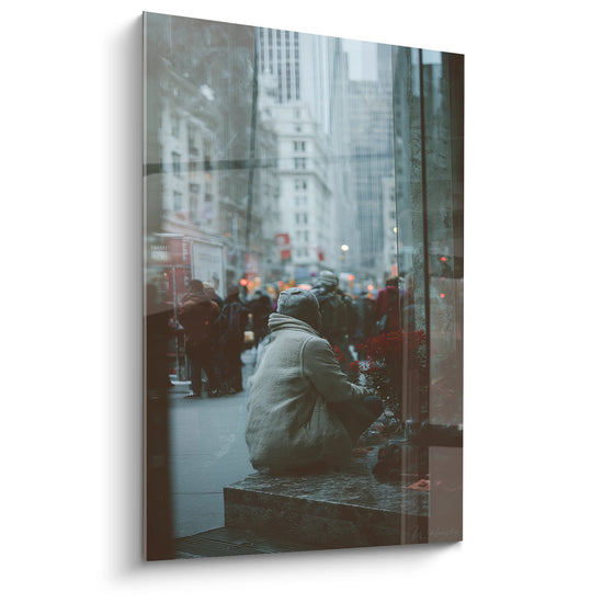 Tableau mural scène de rue New York avec personnage solitaire assis sur marches urbaines