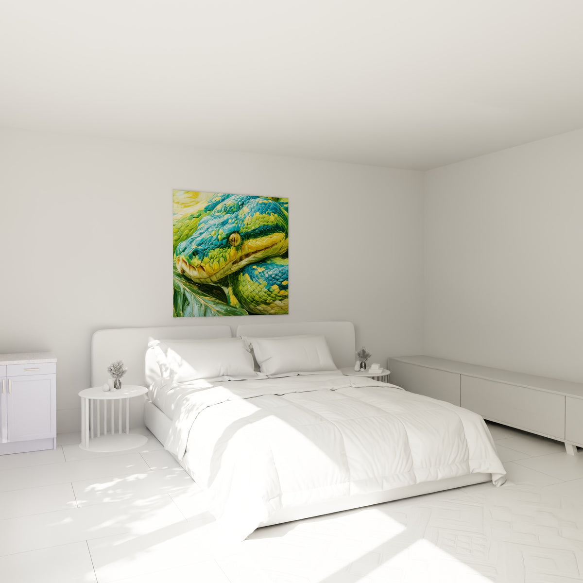 Python enroulé vert émeraude et bleu pétrole au-dessus d'un lit dans une chambre claire