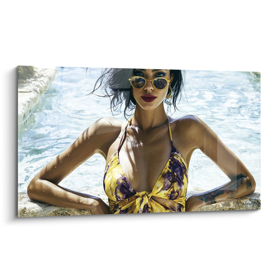 Femme aux cheveux noirs en bikini jaune et violet, peau bronzée, dans une eau turquoise