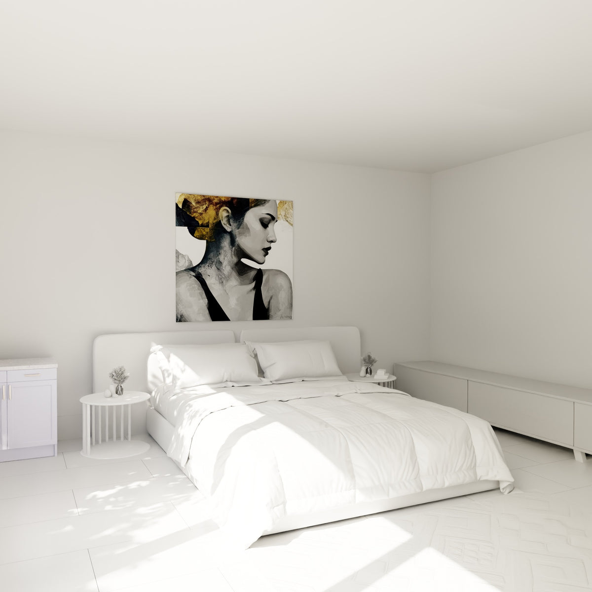 Portrait sensuel noir et or d'une femme de profil, accroché au-dessus d'un lit dans une chambre claire
