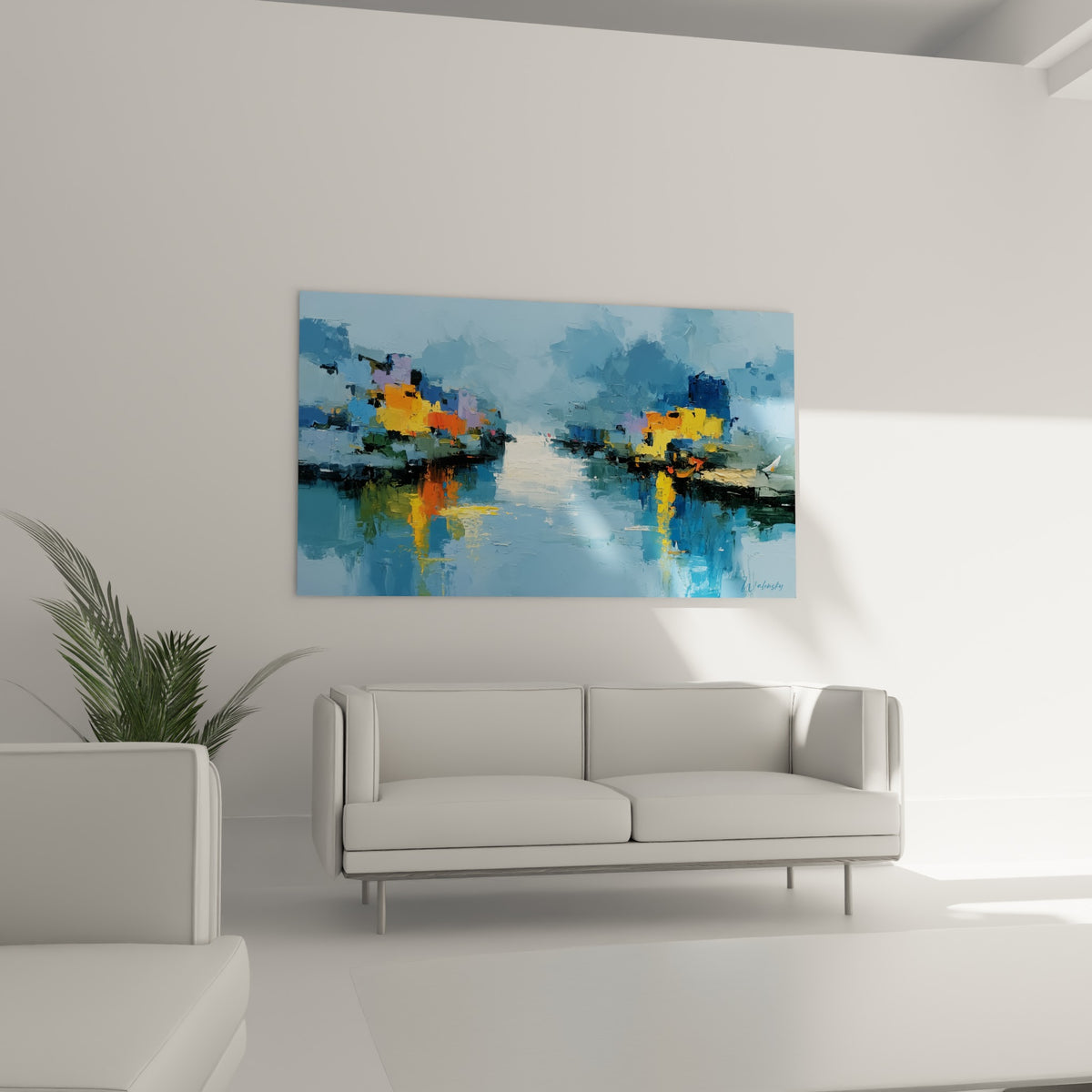 Reflets dorés sur l'eau bleue d'un canal abstrait, placé au-dessus d'un canapé dans un salon lumineux